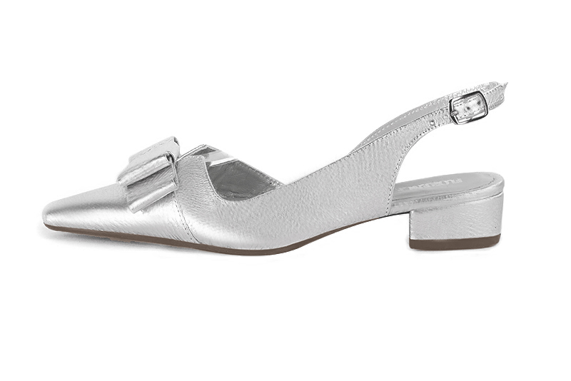 Light silver women's open back shoes, with a knot. Tapered toe. Low block heels. Profile view - Florence KOOIJMAN
